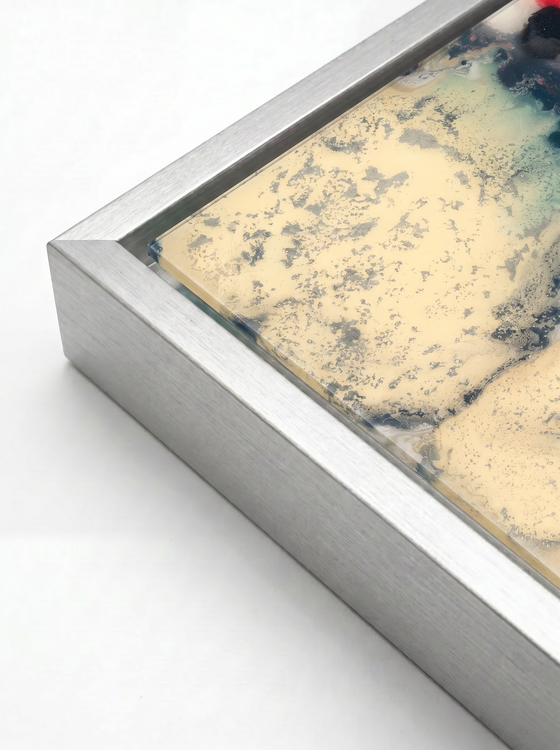 Rojo - Print, silver floater frame corner detail#Frame_Silver
